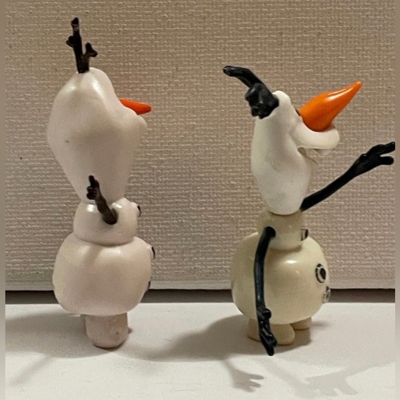 2 Olaf Disneys Frozen 2 inch figures - Picture 2 of 5